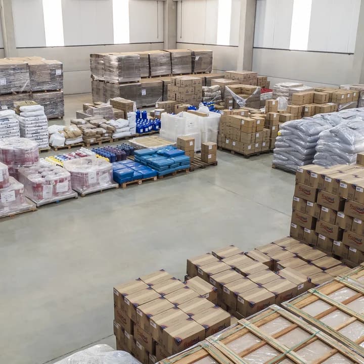 Almoxarifado da fábrica, com caixas e matéria-prima em paletes