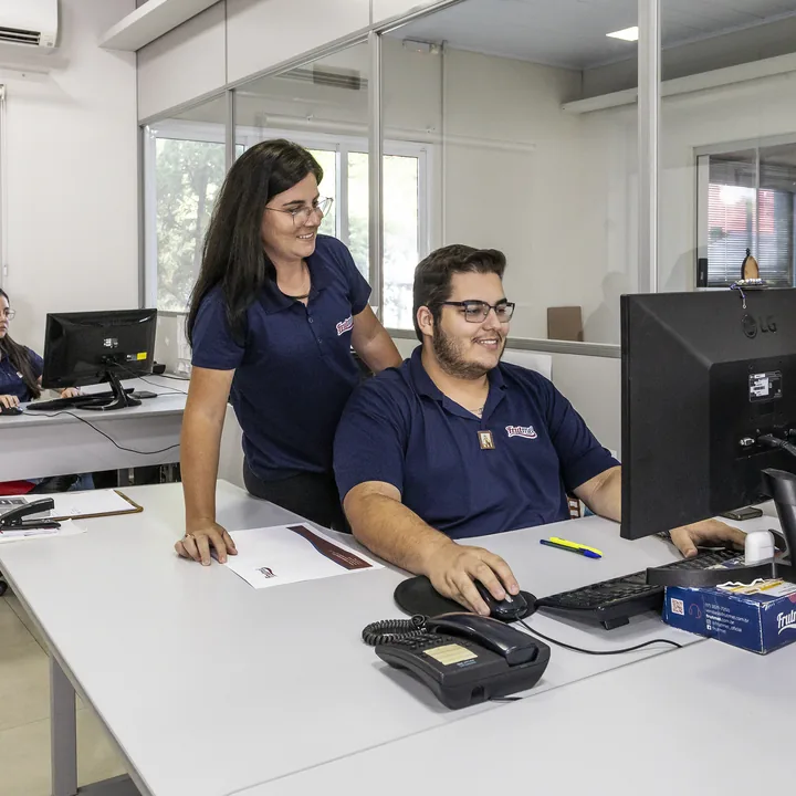 Time no escritório da fábrica, diante dos computadores