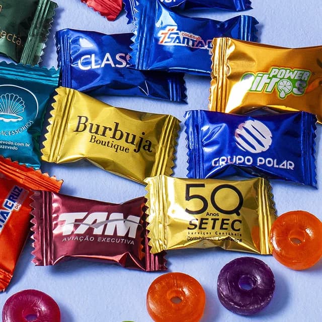 Balas em embalagem dourada entre outras laminadas coloridas