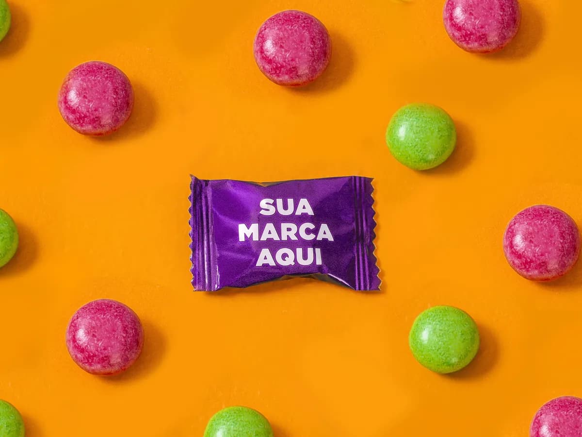 Bala FrutBall embalada com a marca do cliente sobre fundo laranja