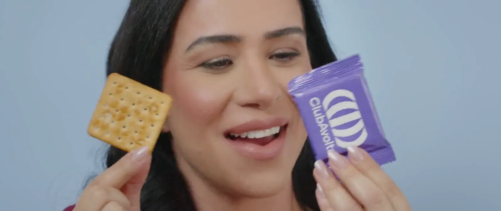 Balas e biscoitos com embalagens personalizadas apresentados lado a lado