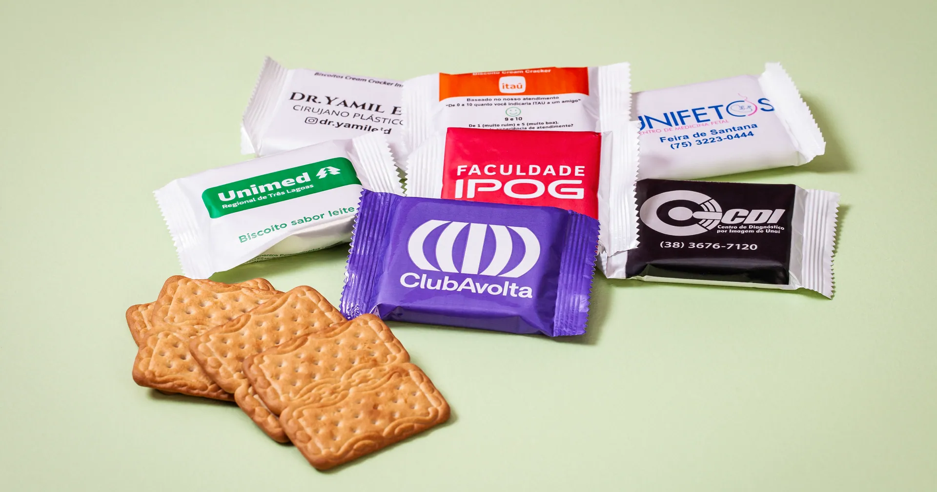 Biscoitos e sachês de biscoito personalizado com a marca de empresas impressa na embalagem