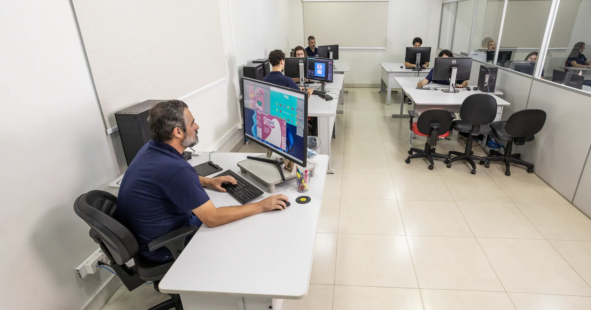 Equipe de arte da Frutmel prepara a aplicação da marca do cliente na embalagem, no setor de criação da fábrica