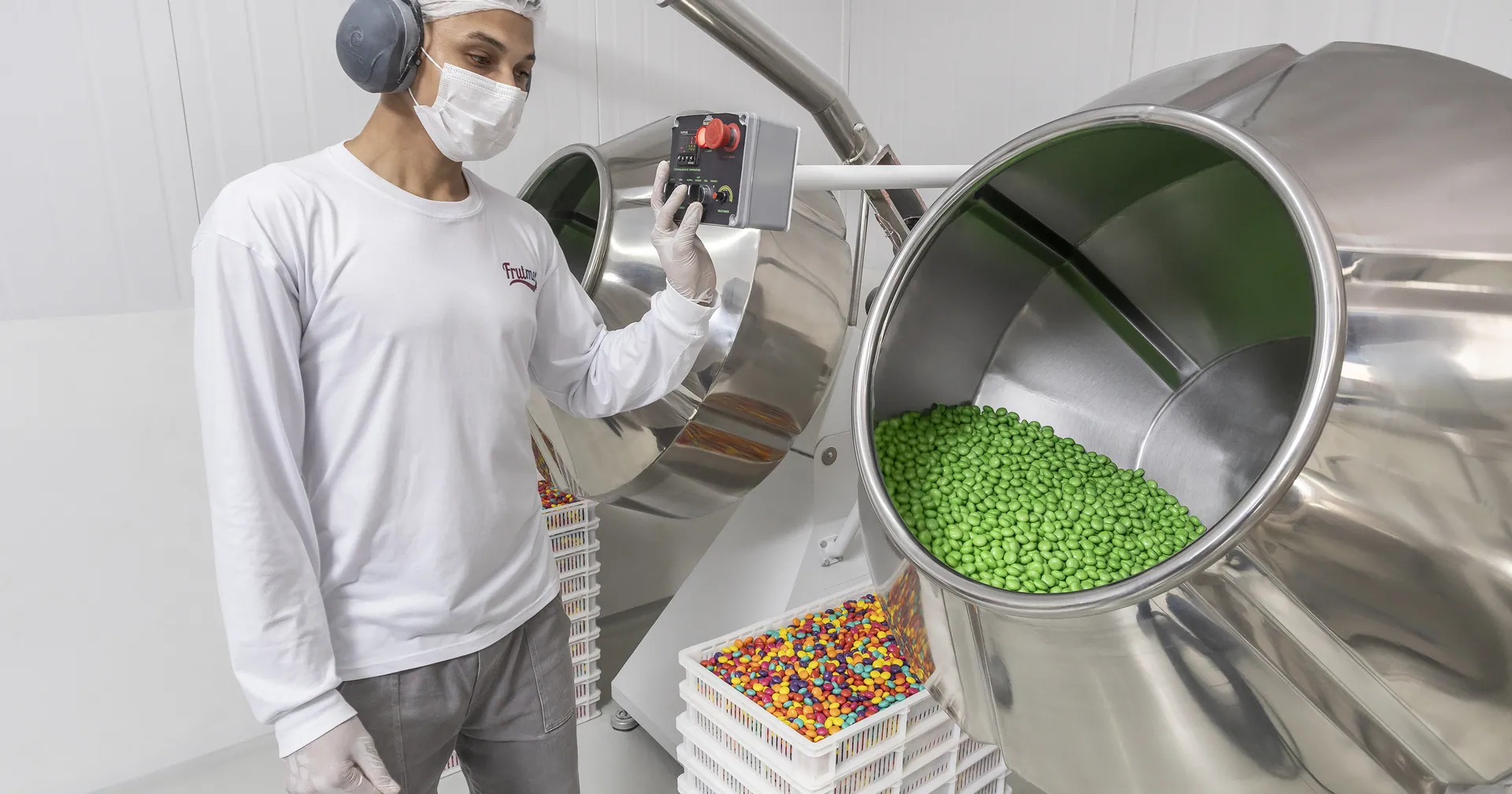 Operador da Frutmel acompanha o drageamento dos drops de menta na drageadeira da fábrica