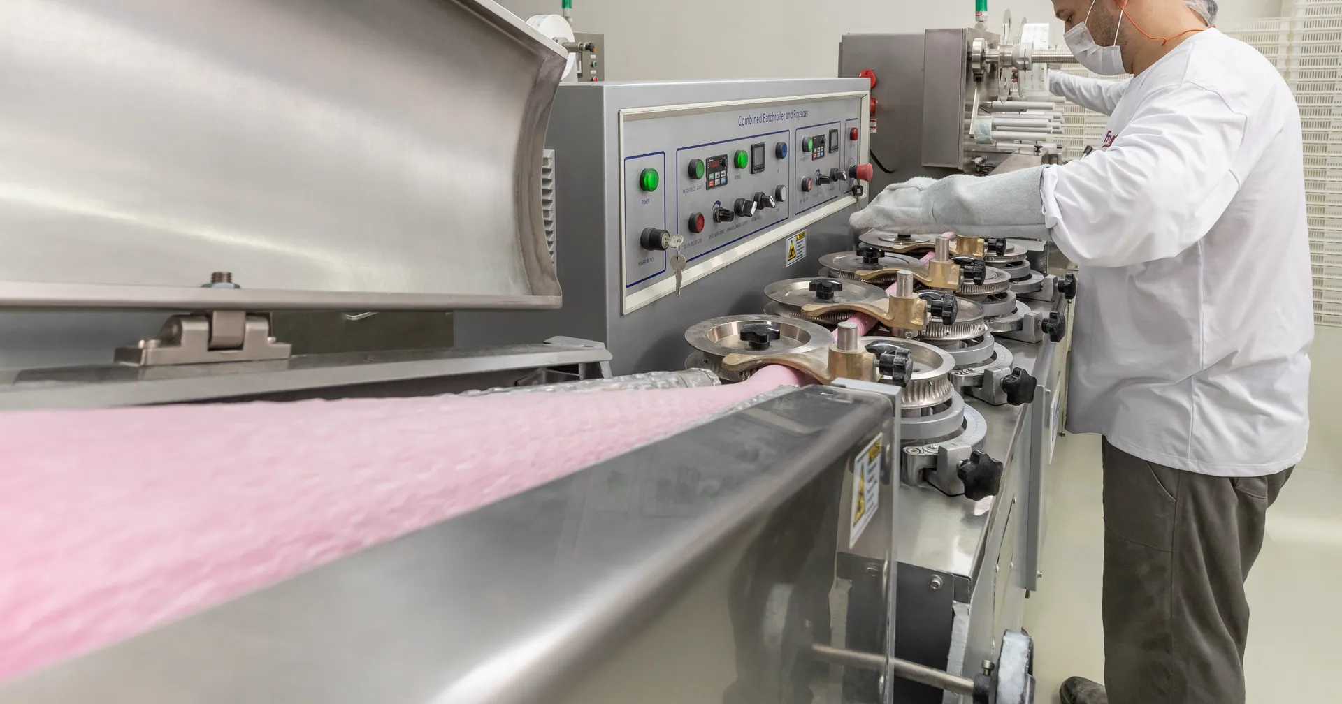 Operador acompanha a massa de doce na linha de produção da fábrica Frutmel