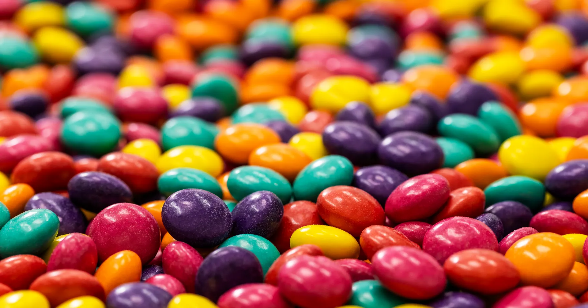 Pastilhas de chocolate drageadas coloridas vistas de perto