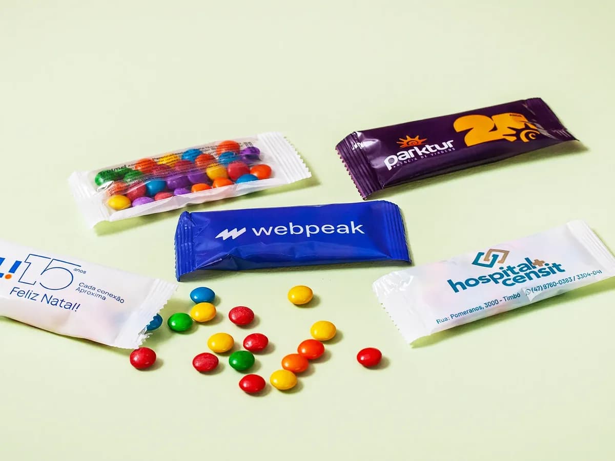 Pastilhas de chocolate coloridas em close